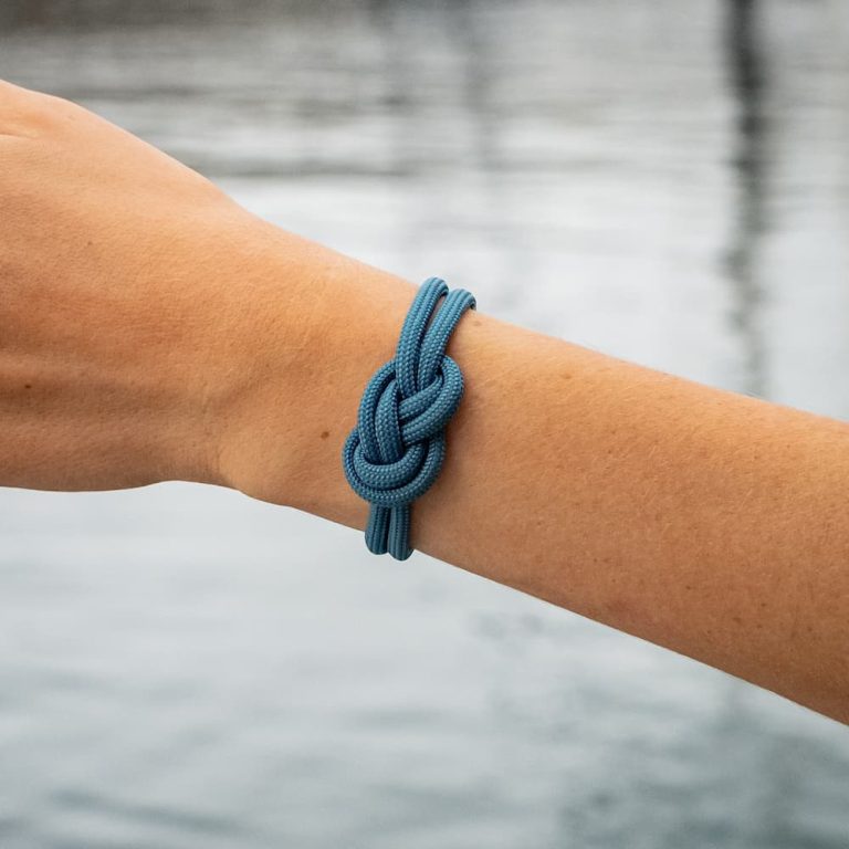 Bracelet marin avec noeud de carrick simple, en paracorde 550 et acier inoxydable, Rouge et blanc ligné, Surliures rouges, Medium